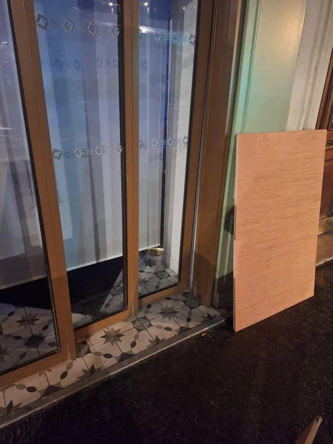 Panneau bois prêt à poser devant une vitrine de boutique